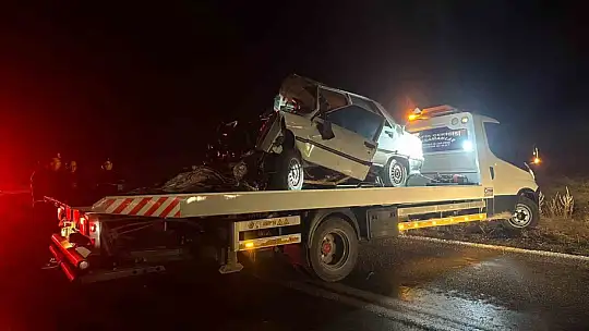 Otomobil kayalıklara çarptı: 1 ölü, 1 yaralı