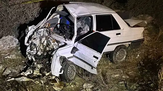 Otomobil kayalıklara çarptı: 1 ölü, 1 yaralı