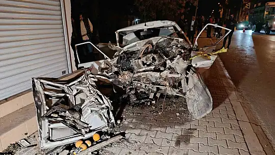 Otomobil konteynere, kamyonete ve evin duvarına çarptı: 1 ölü, 1 yaralı