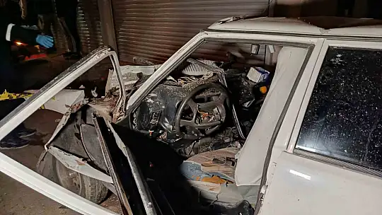 Otomobil konteynere, kamyonete ve evin duvarına çarptı: 1 ölü, 1 yaralı