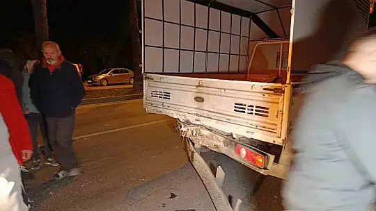 Otomobil konteynere, kamyonete ve evin duvarına çarptı: 1 ölü, 1 yaralı