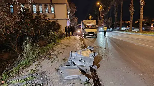 Otomobil konteynere, kamyonete ve evin duvarına çarptı: 1 ölü, 1 yaralı
