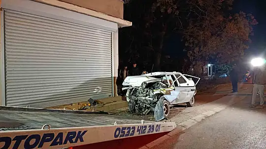 Otomobil konteynere, kamyonete ve evin duvarına çarptı: 1 ölü, 1 yaralı