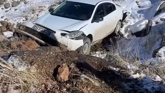 Otomobil köprüden dereye uçtu