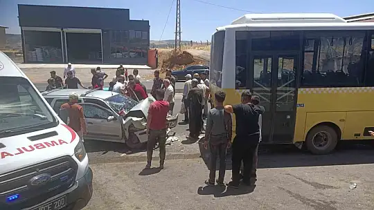 Otomobil otobüse çarptı: 2 yaralı
