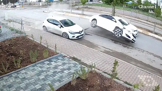 Otomobil park halindeki araca çarptı: 1 yaralı