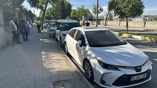 Otomobil park halindeki araçlara çarptı