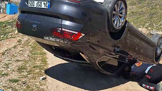 Otomobil uçuruma yuvarlandı, sürücüyü itfaiye kurtardı