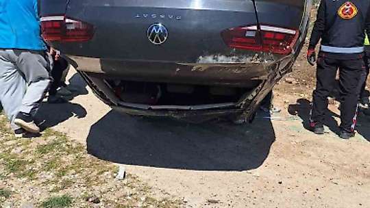 Otomobil uçuruma yuvarlandı, sürücüyü itfaiye kurtardı