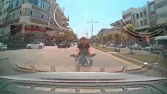 Otomobile arkadan çarpıp havada taklalar attılar: 1'i ağır 2 yaralı