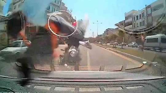 Otomobile arkadan çarpıp havada taklalar attılar: 1'i ağır 2 yaralı