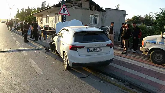 Otomobilin çarptığı araç savrularak evin balkonuna girdi: 2'si çocuk 3 yaralı