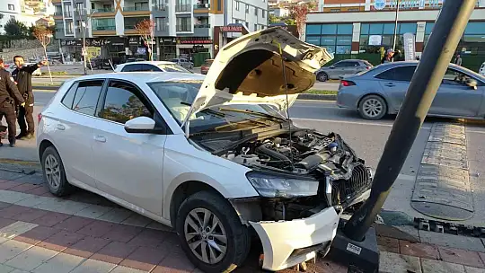 Otomobilin çarptığı araç savrularak evin balkonuna girdi: 2'si çocuk 3 yaralı