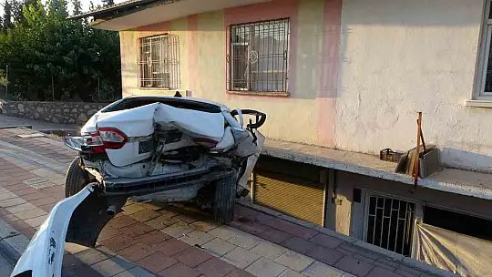 Otomobilin çarptığı araç savrularak evin balkonuna girdi: 2'si çocuk 3 yaralı