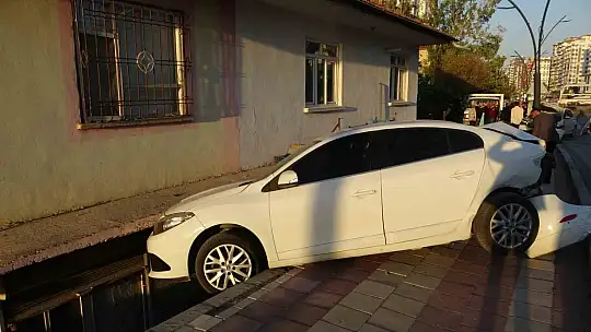 Otomobilin çarptığı araç savrularak evin balkonuna girdi: 2'si çocuk 3 yaralı