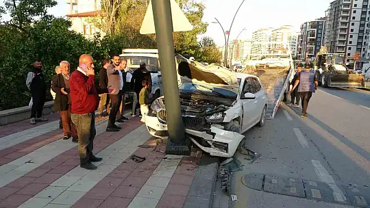 Otomobilin çarptığı araç savrularak evin balkonuna girdi: 2'si çocuk 3 yaralı
