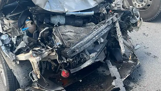 Otomobiller çarpıştı: 6 yaralı