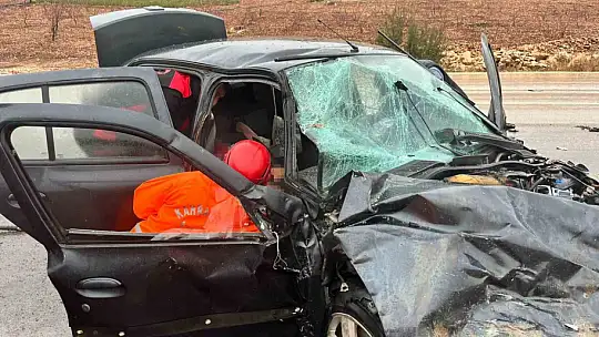 Otomobillerin hurdaya döndüğü kazada doktor öldü, 2 kişi de ağır yaralandı