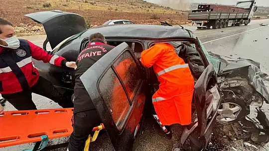 Otomobillerin hurdaya döndüğü kazada doktor öldü, 2 kişi de ağır yaralandı