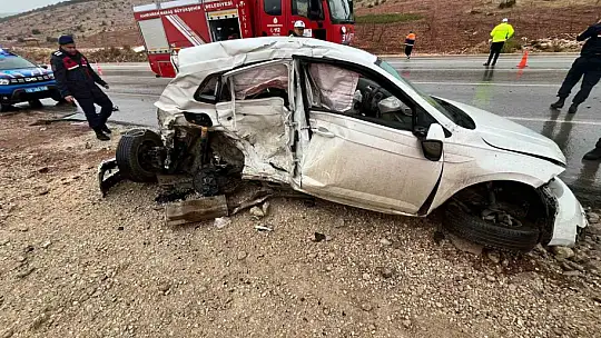 Otomobillerin hurdaya döndüğü kazada doktor öldü, 2 kişi de ağır yaralandı