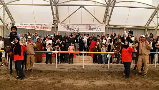 Özel özel ihtiyaç sahibi çocuklara atla terapi