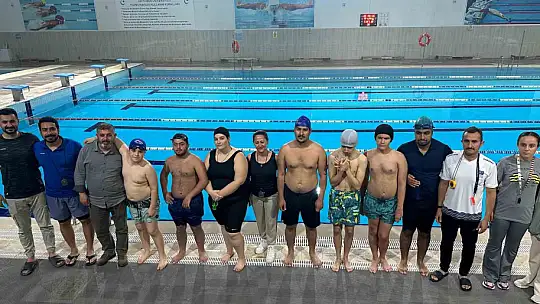 Özel sporcuların yüzme yarışında renkli görüntüler ortaya çıktı