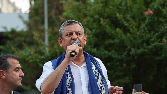 Özgür Özel'den yeni parti sinyali: Sizi üzmeden yeni bir yol açacağız