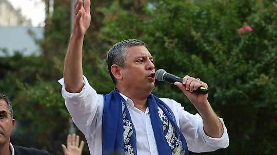 Özgür Özel'den yeni parti sinyali: Sizi üzmeden yeni bir yol açacağız