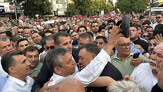 Özgür Özel'den yeni parti sinyali: Sizi üzmeden yeni bir yol açacağız