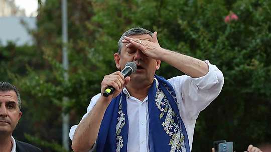 Özgür Özel'den yeni parti sinyali: Sizi üzmeden yeni bir yol açacağız