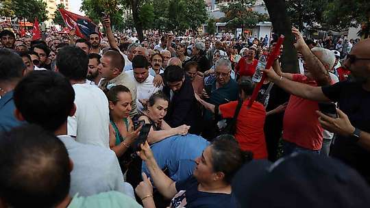 Özgür Özel'den yeni parti sinyali: Sizi üzmeden yeni bir yol açacağız