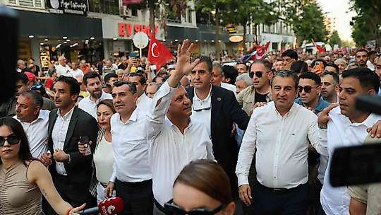 Özgür Özel'den yeni parti sinyali: Sizi üzmeden yeni bir yol açacağız