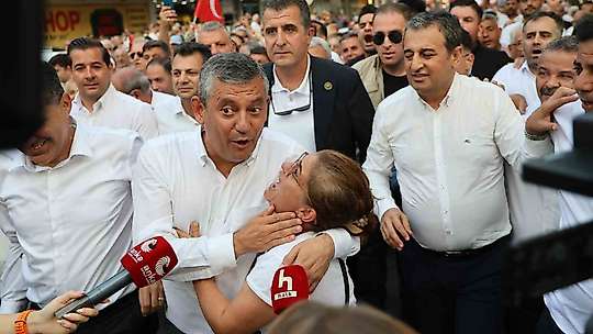 Özgür Özel'den yeni parti sinyali: Sizi üzmeden yeni bir yol açacağız