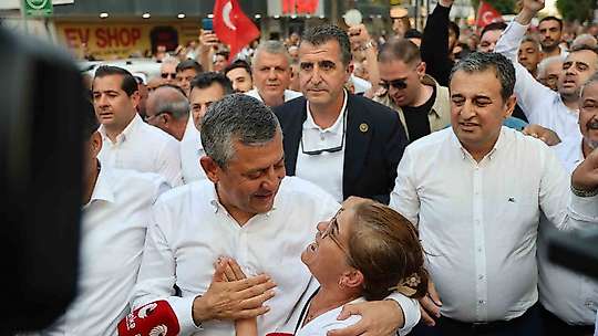Özgür Özel'den yeni parti sinyali: Sizi üzmeden yeni bir yol açacağız