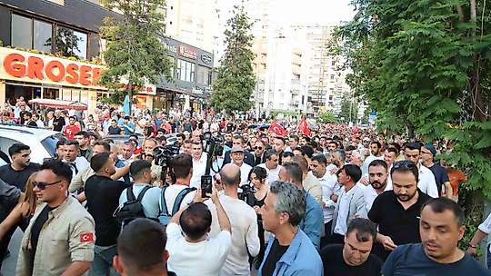 Özgür Özel'den yeni parti sinyali: Sizi üzmeden yeni bir yol açacağız