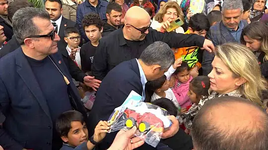 Özgür Özel Osmaniye'de depremzedelerle bir araya geldi