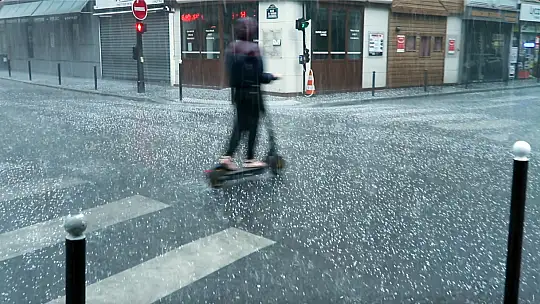 Paris'te 25 derece sıcaklıkta dolu yağdı