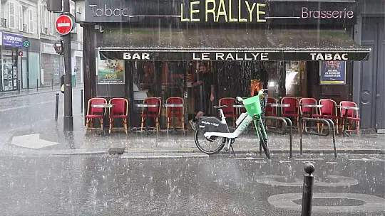 Paris'te 25 derece sıcaklıkta dolu yağdı