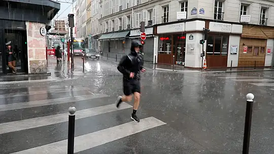 Paris'te 25 derece sıcaklıkta dolu yağdı