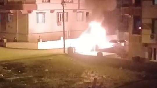 Park halindeki lüks otomobil alev alev yandı