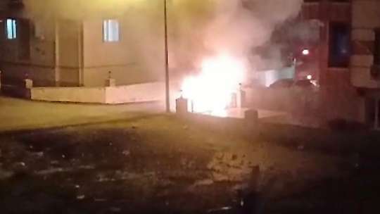 Park halindeki lüks otomobil alev alev yandı
