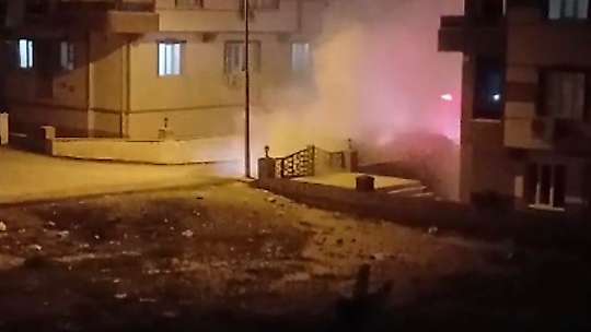Park halindeki lüks otomobil alev alev yandı