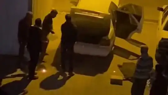 Park halindeki otomobil alev aldı