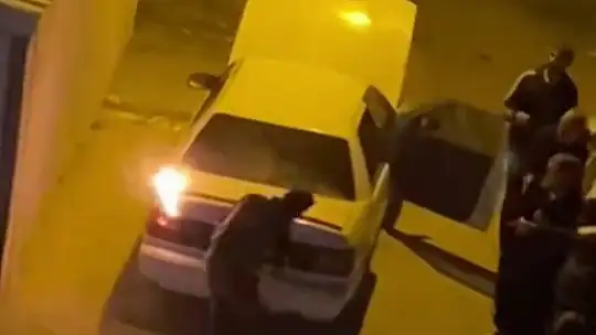 Park halindeki otomobil alev aldı