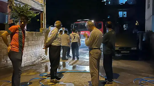 Park halindeki otomobil alev aldı