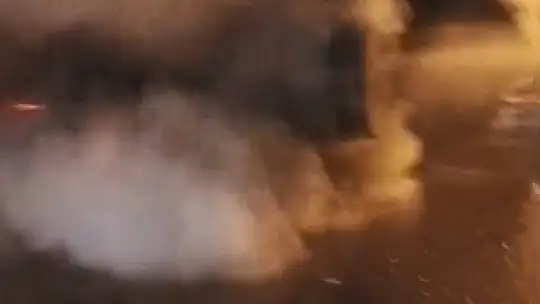 Park halindeki otomobil alev alev yandı