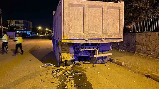 Adıyaman'da park halindeki otomobile arkadan çarptı