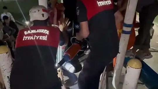 Parkta ayağı oyun grubu demirlerine sıkışan çocuk, itfaiye ekiplerince kurtarıldı