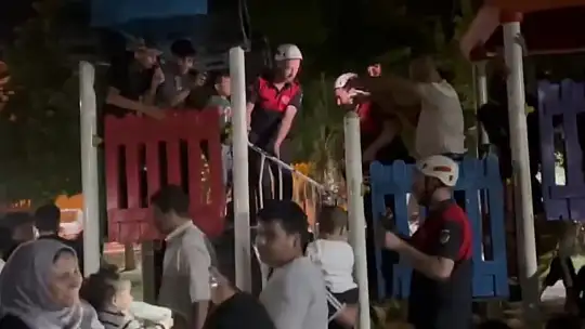 Parkta ayağı oyun grubu demirlerine sıkışan çocuk, itfaiye ekiplerince kurtarıldı