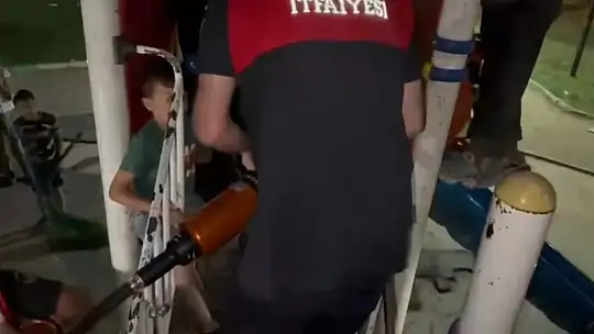 Parkta ayağı oyun grubu demirlerine sıkışan çocuk, itfaiye ekiplerince kurtarıldı